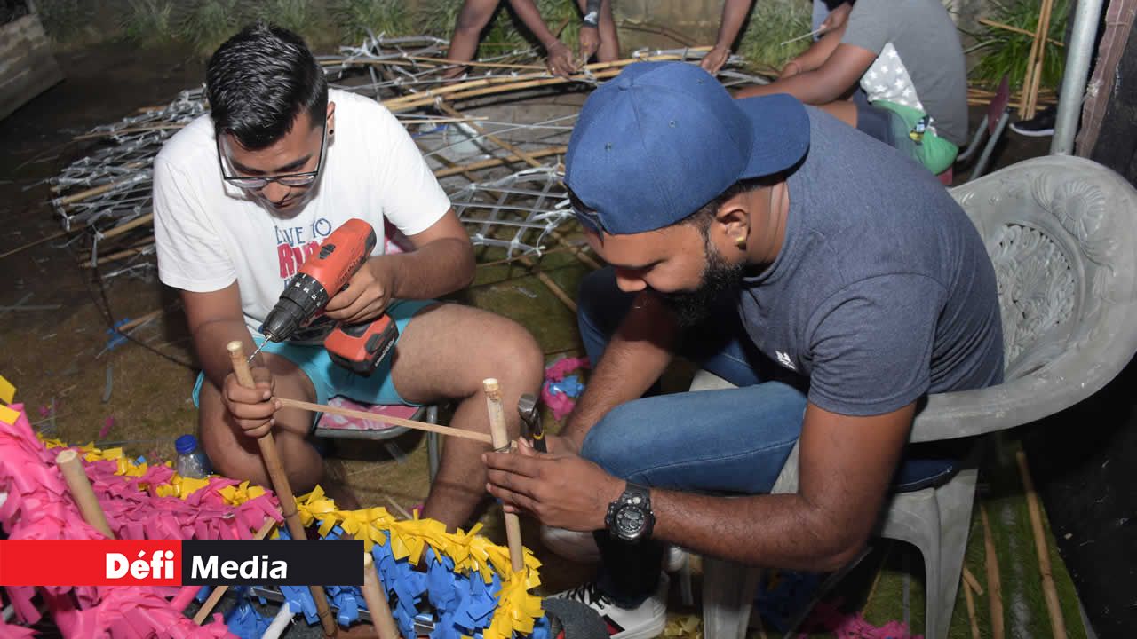 Les jeunes de Pamplemousses travaillent sur la construction du « kanwar » jusqu'aux petites heures du matin. Maha Shivaratri