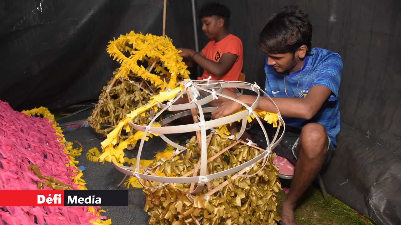 Même les plus petits se mettent à pied d’œuvre. Maha Shivaratri