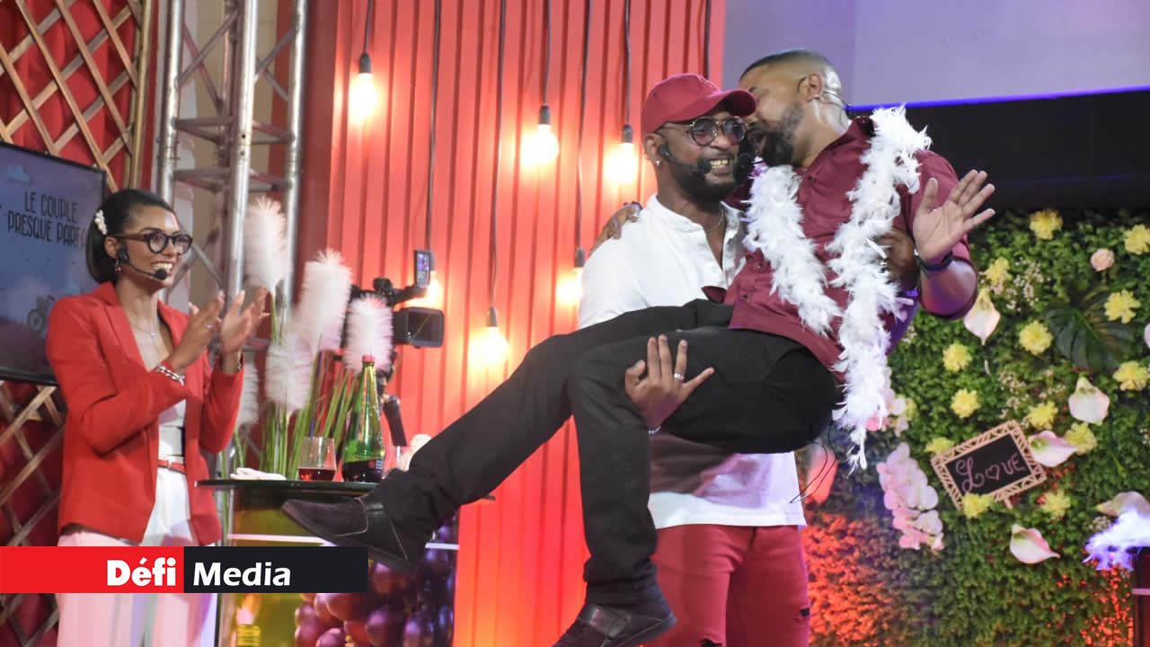 Un brin de folie sur scène entre le chanteur Mr Love et le comédien Didier Anthony.