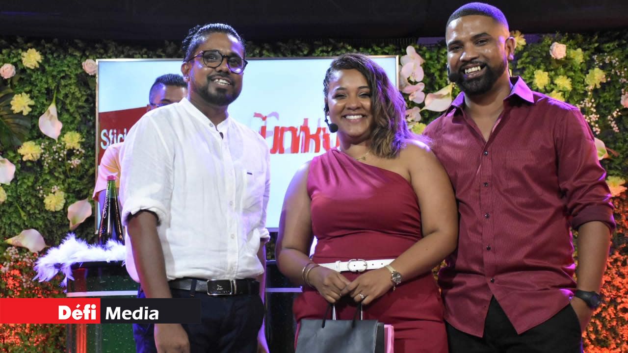 Didier et Nogica Anthony ont obtenu le deuxième prix et ont reçu leurs récompenses des mains de Venen Coolen, directeur d’antenne de Radio Plus.