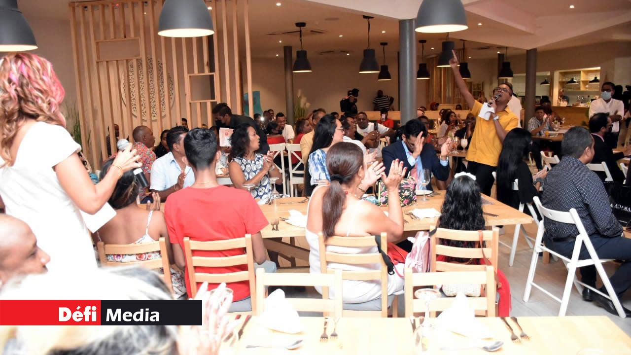 Des familles et des couples ont apprécié un dîner spécial au restaurant Celebs.