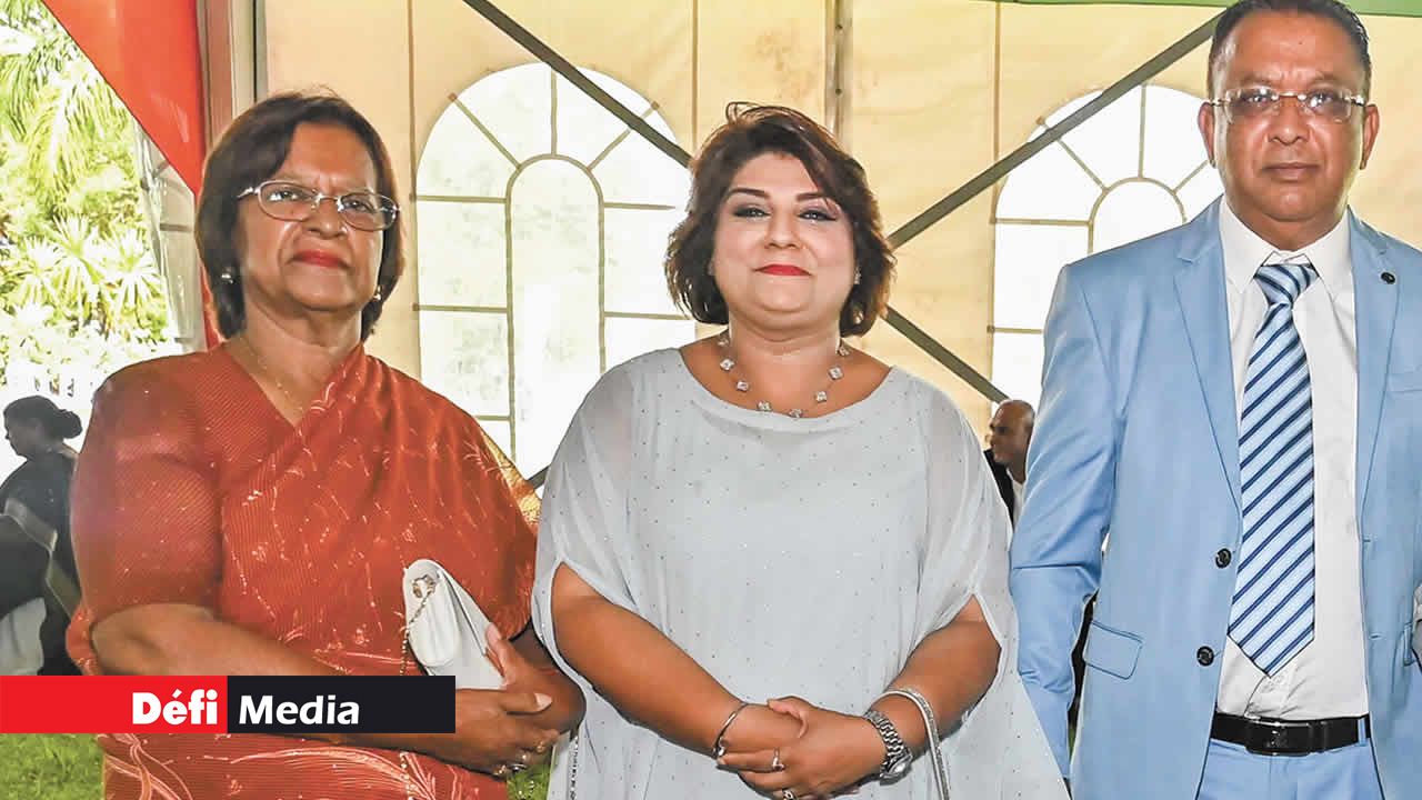 L’ancienne maire de Quatre-Bornes, Soolekha Jepaul-Raddhoa, en compagnie d’Izzadeen Hobass et de son épouse, partisans de l’ancien gouvernement.