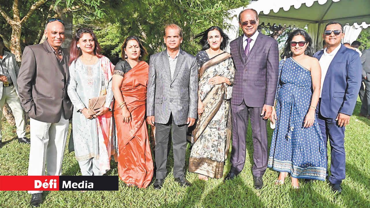 Le ministre Ajay Gunness en compagnie de quelques invités.