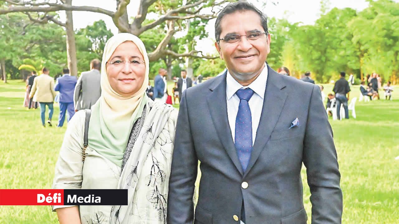 Le député Farhad Aumeer, élevé au rang de Grand Officer of the Star and Key of the Indian Ocean (GOSK), en compagnie de son épouse.