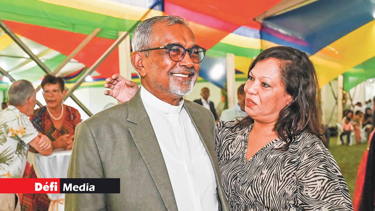 Moment convivial entre le père Jean-Maurice Labour, élevé au rang de GOSK, et la députée Stéphanie Anquetil.