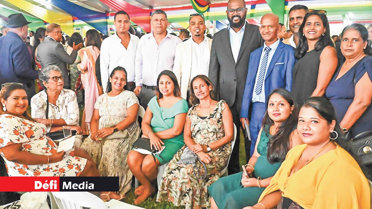 Le Junior Minister Kugan Parapen en compagnie de certains invités.