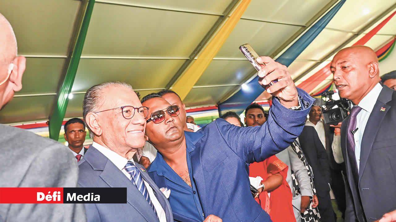 Le Premier ministre Navin Ramgoolam s’est volontiers prêté au jeu des photos avec les invités.