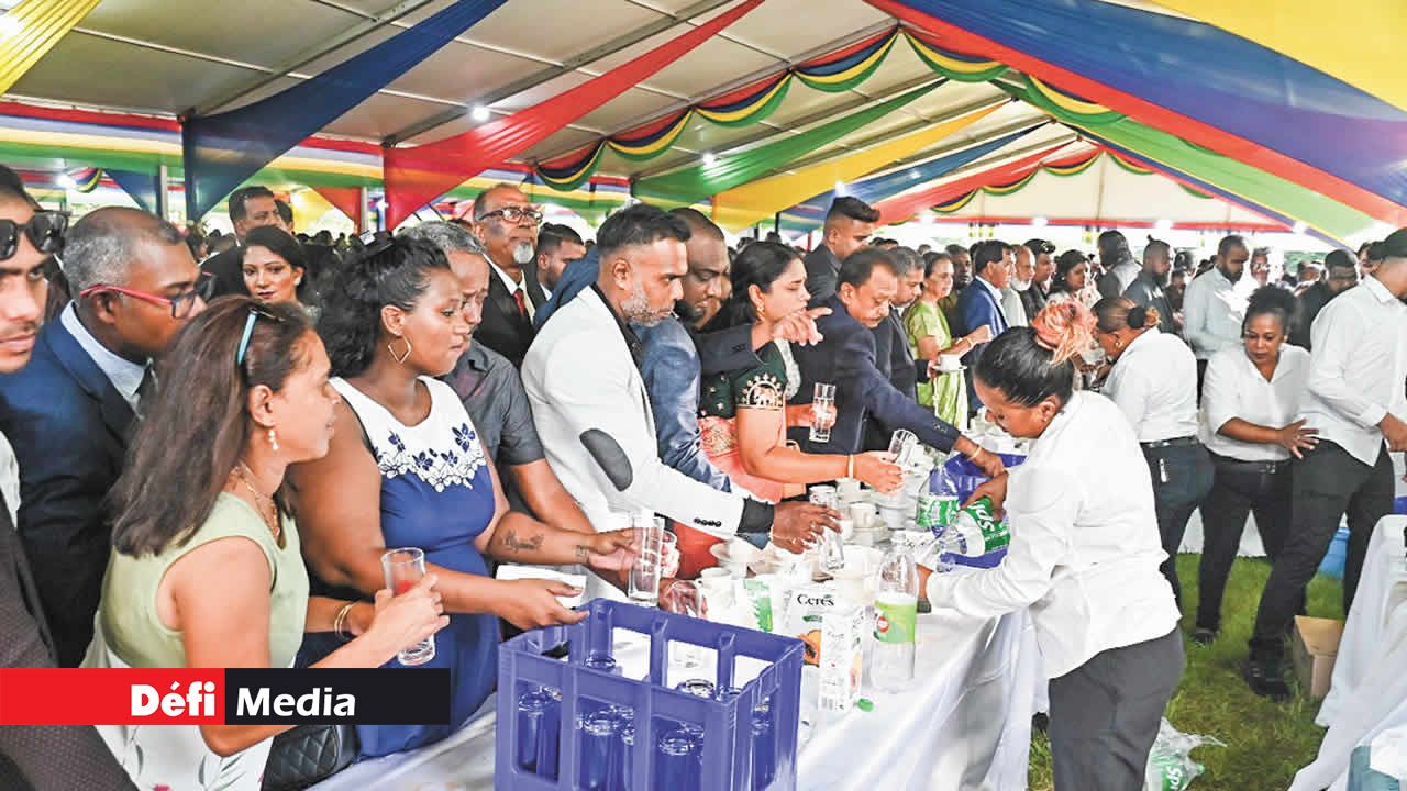 Avec la chaleur ambiante, les invités se sont empressés de se rafraîchir.