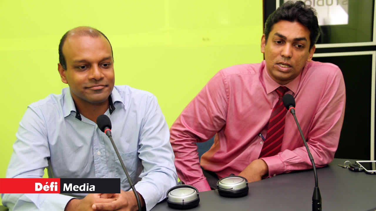 Le Dr Ashley Chinien, radiologue et le Dr Pravish Sookha, chirurgien.