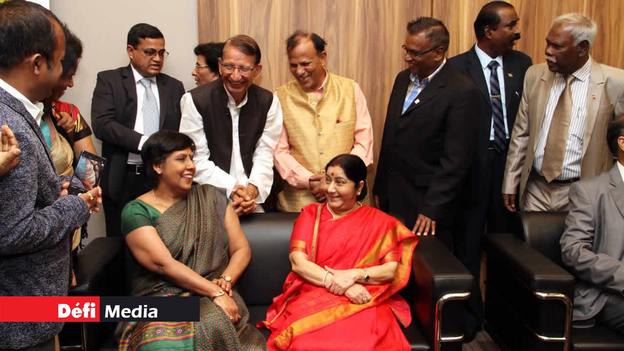 Sushma Swaraj (à dr.) et Leela Devi Dookun-Luchoomun.