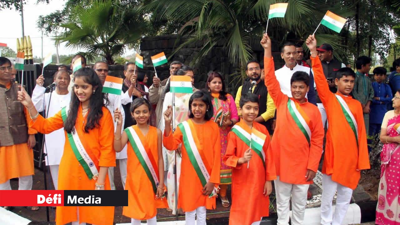 Des enfants brandissant leur drapeau. Indépendance de l’Inde