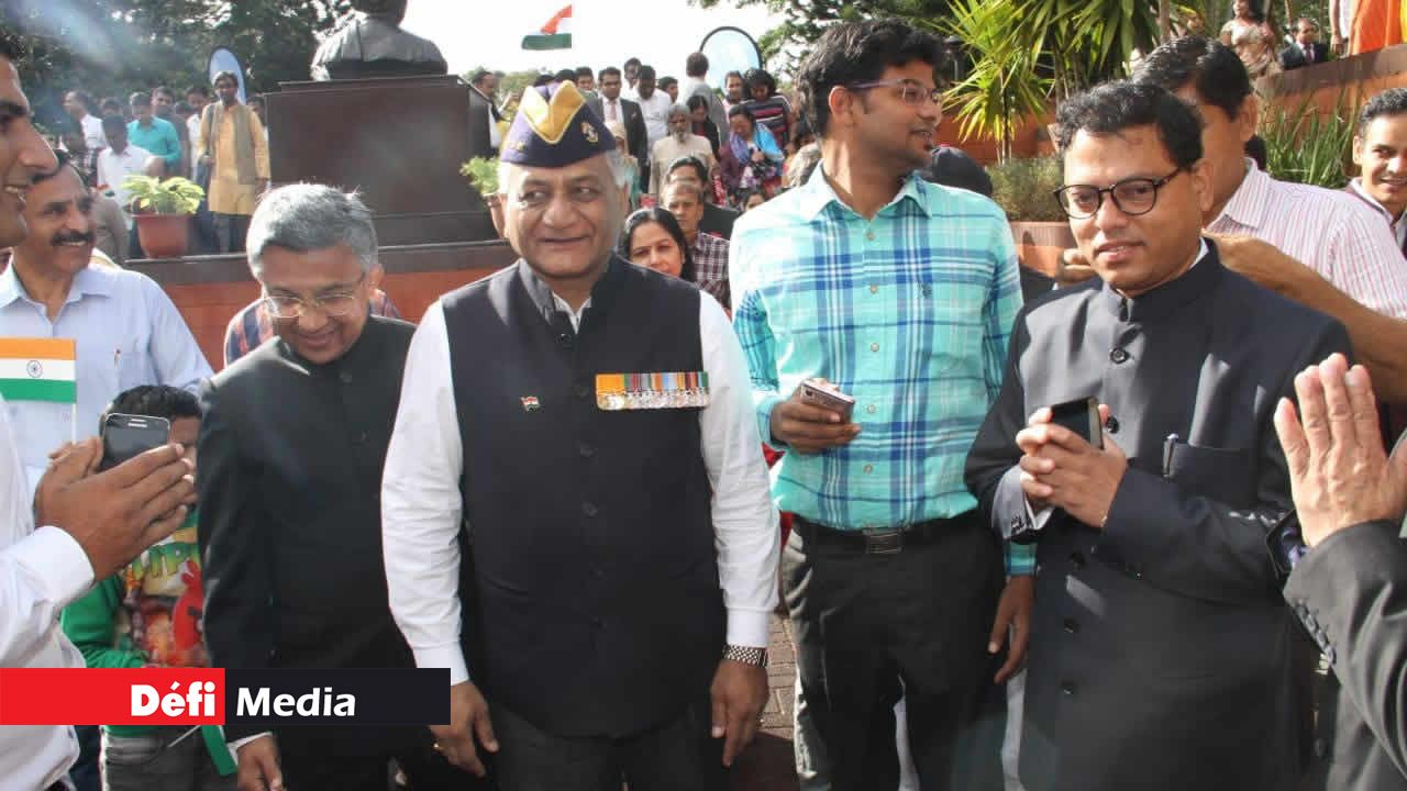 Abhay Thakur en compagnie du ministre d’État des Affaires exterieures, Vijay Kumar Singh. Indépendance de l’Inde