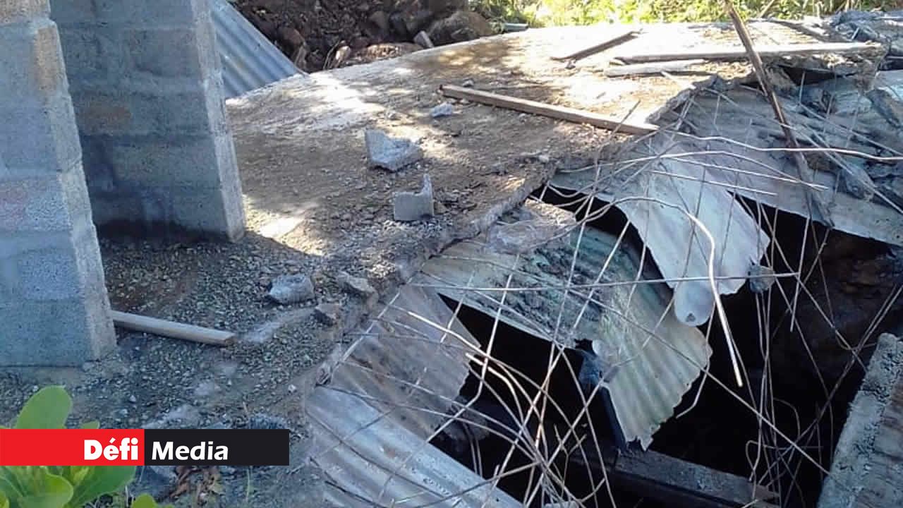 La maison près de la fosse septique défoncée. maison