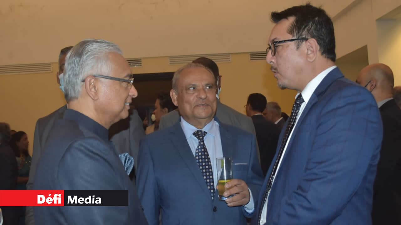 Le PM s’entretenant avec le Speaker, Sooroojdev Phokeer et le Chairman de l’ICTA, Dick Ng Sui Wa.