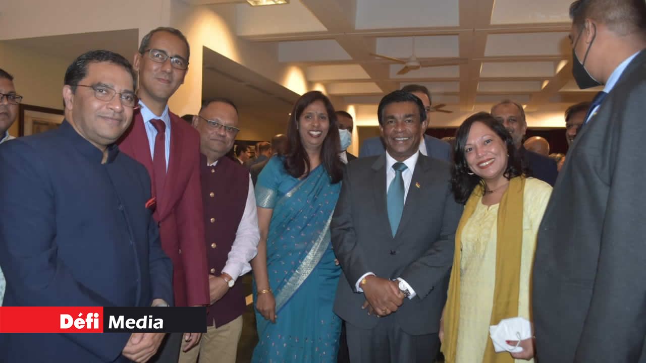 Le président de la République, Prithviraj Roopun aux côtés des députés de l’opposition.