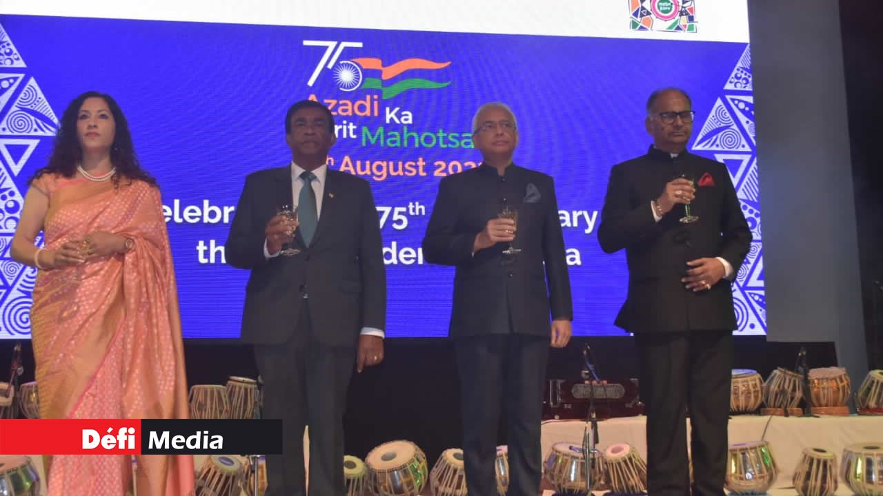 À l’heure du toast au Centre culturel Indira Gandhi pour la culture indienne.