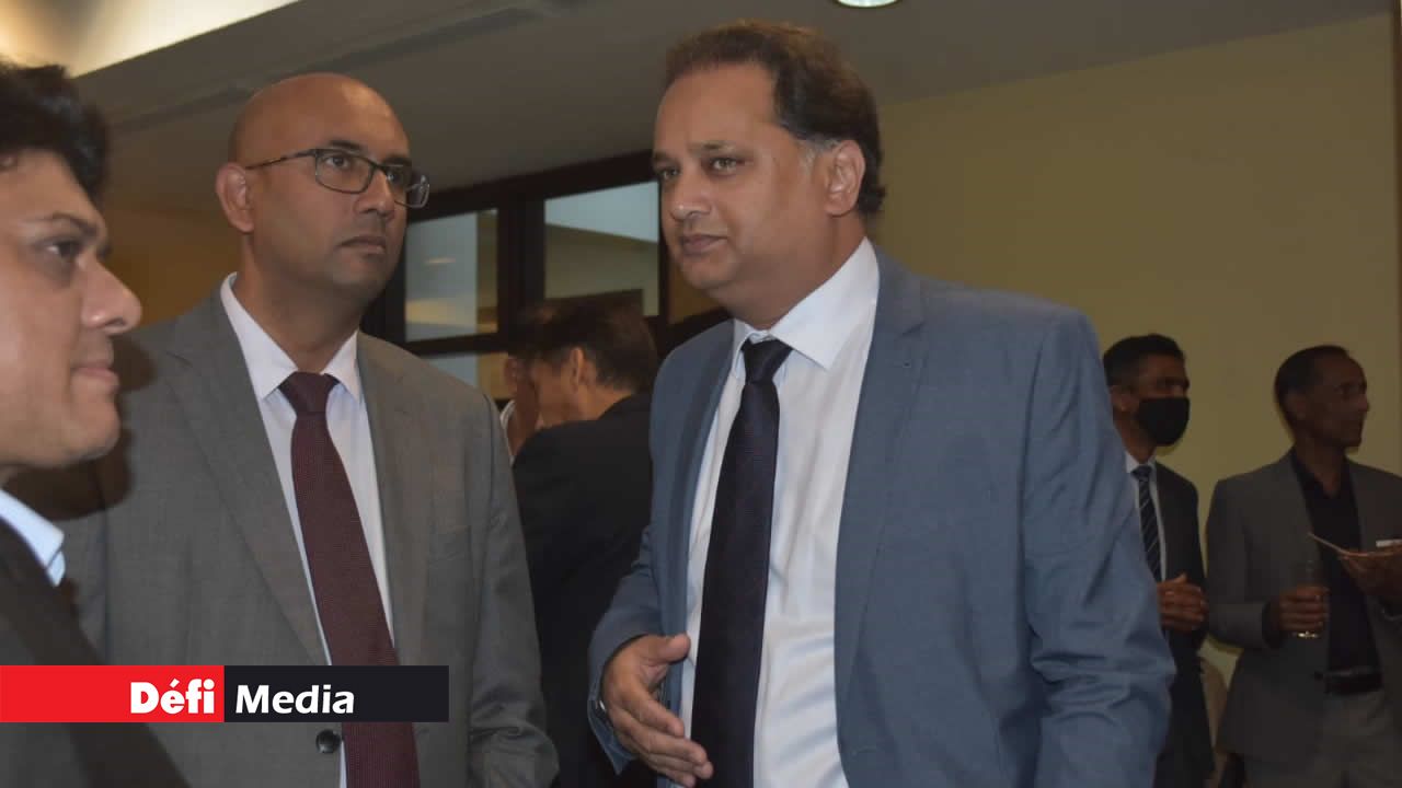 L’actuel Chief Executive Officer d’Airport Holdings Ltd, Ken Arian, et le député du MMM, Aadil Ameer Meea.