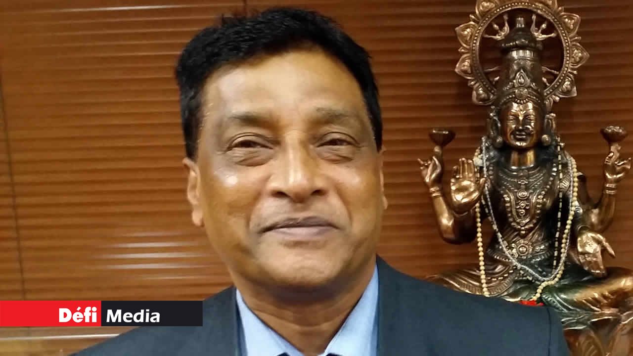 Le nouveau Secretary to Cabinet est féru de courses hippiques et de football.