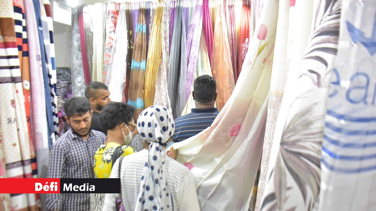 Kinoo Textiles & Accessories propose des rideaux à partir de Rs 125.