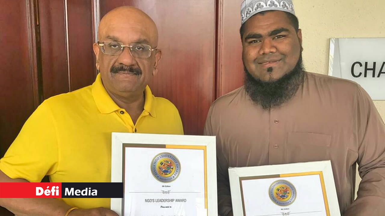 Dr R. L. Bhatia et l’imam Arshad Joomun.