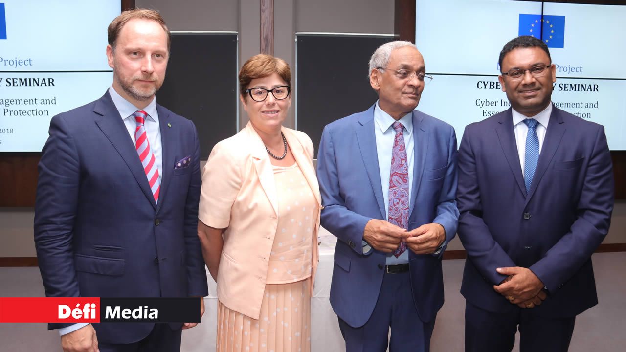 Les orateurs du séminaire « Cyber Resilience for Development (Cyber 4D) Project » avec Vishnu Lutchmeenaraidoo et Yogida Sawmynaden.