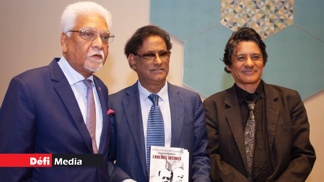Jean Claude de l’Estrac en compagnie du président de la République par intérim, Son excellence Paramasivum Pillay Vyapoory, et de Jocelyn Chan Low, historien.
