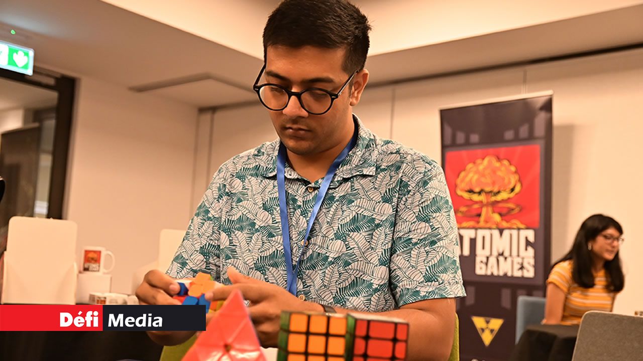 Milind Bhoyroo est un amateur de jeux de société et un champion de Rubik’s Cube.