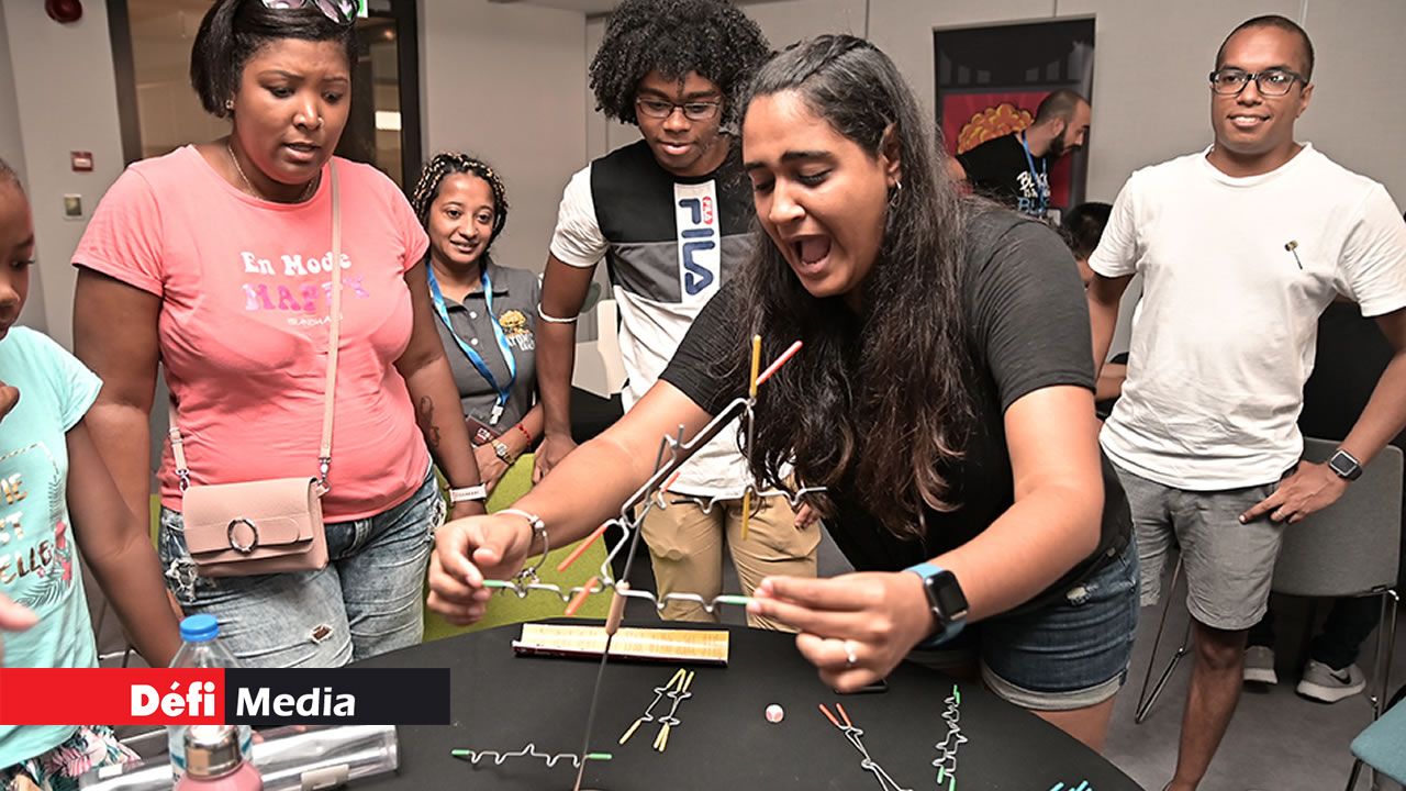 …et les dames à des jeux de société.
