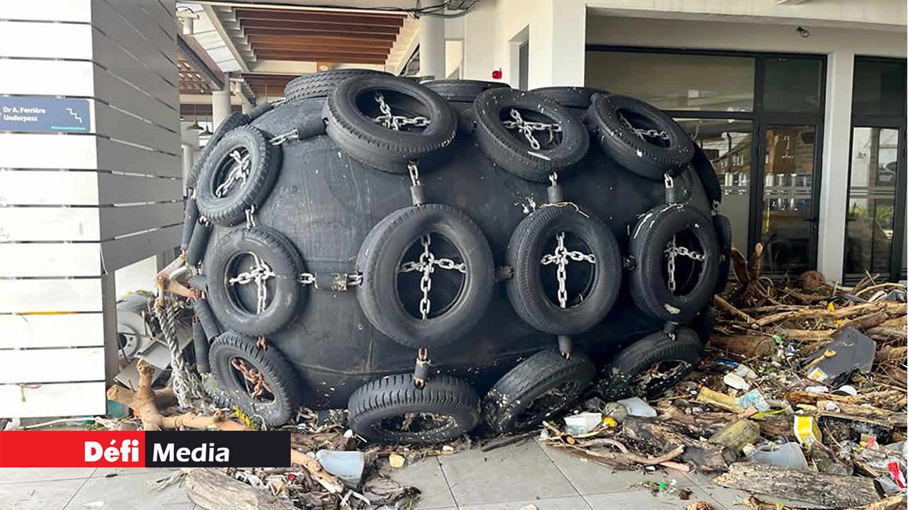 Une bouée géante appartenant à la National Coast Guard a échoué devant le restaurant Barrel and Bay, au Caudan Waterfront.