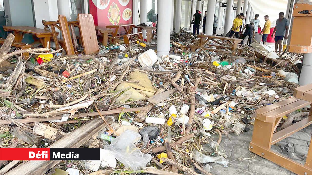 Des employés des restaurants du Caudan Waterfront ont eu fort à faire mardi.