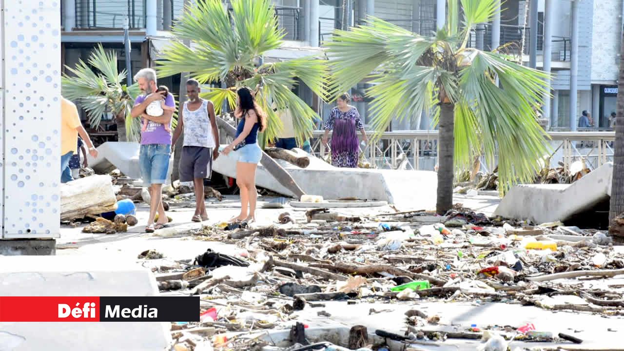 Des membres du public venus constater les dégâts.