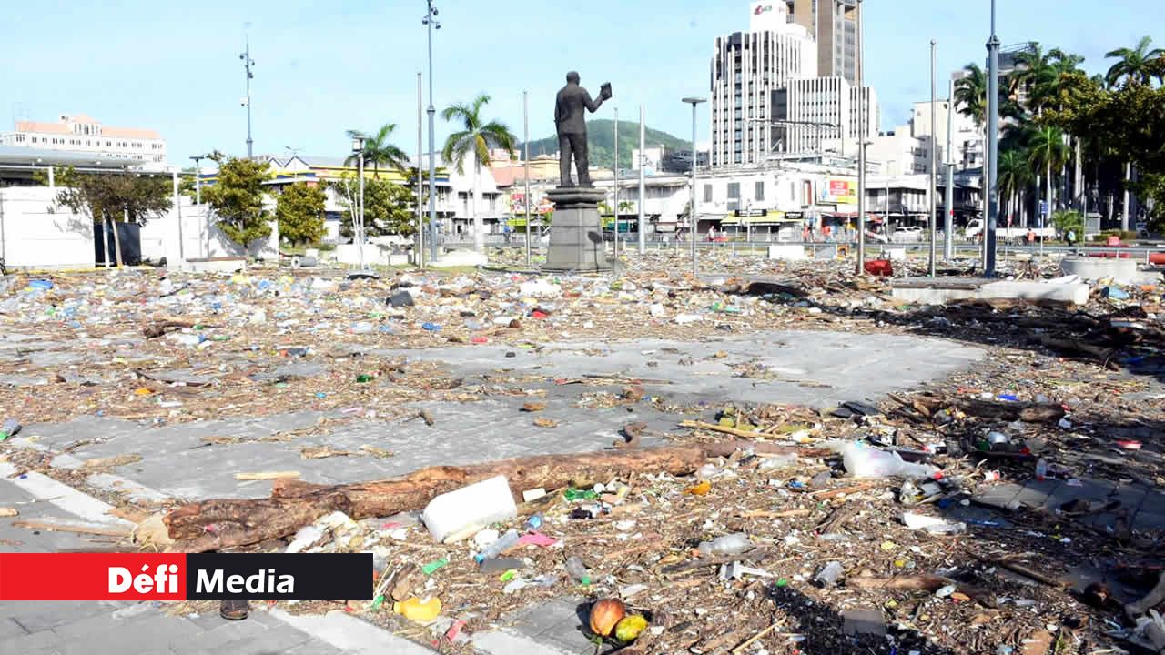Méconnaisable la place d’Armes, mardi.