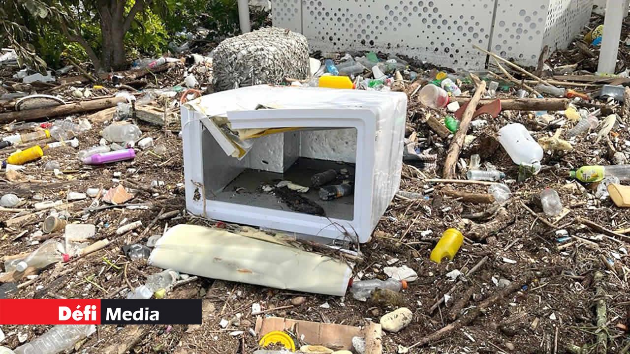 Les restes d’un micro-onde parmi les débris.