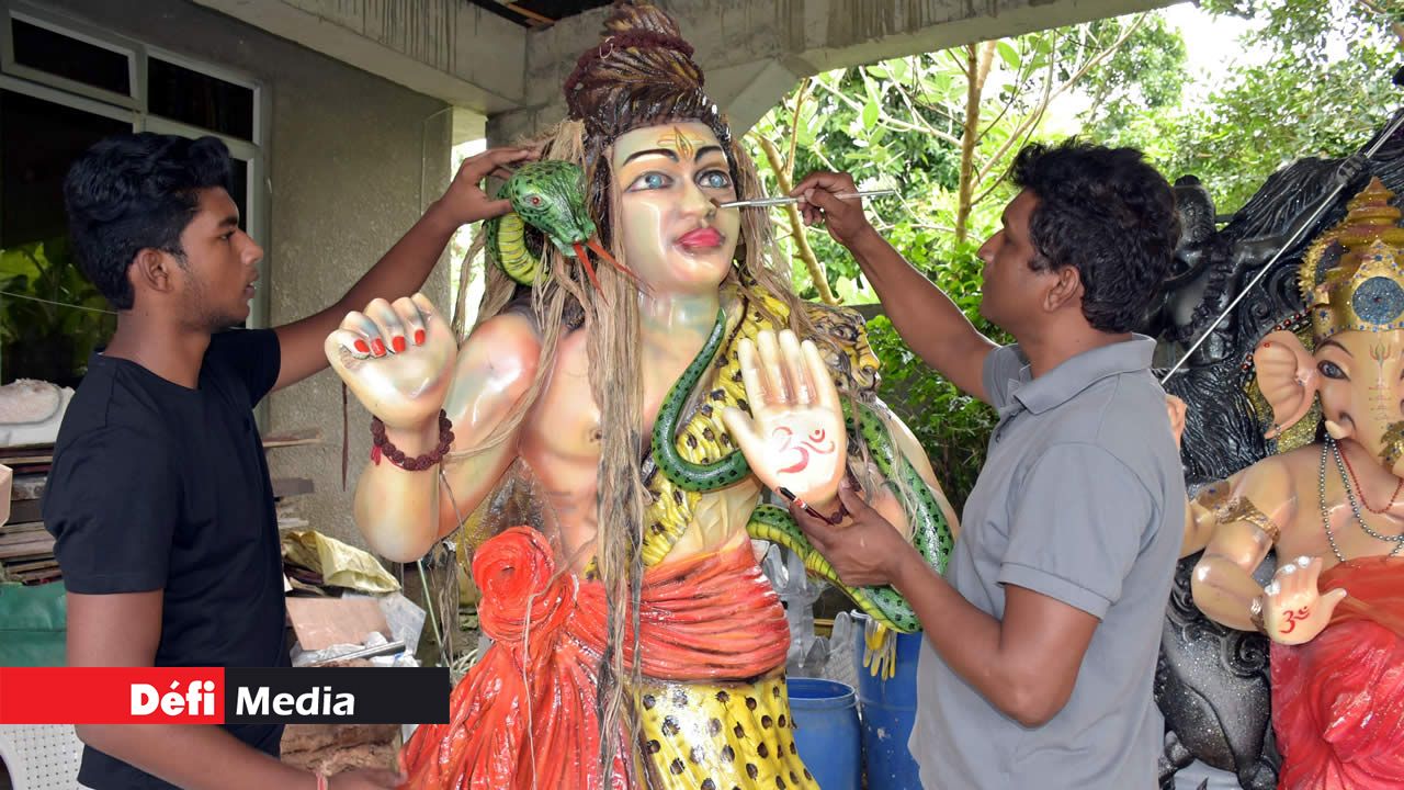 Bhavesh et Raveen travaillant sur des sculptures pour les dévots qui vont converger vers le Ganga Talao. Raveen Jahree