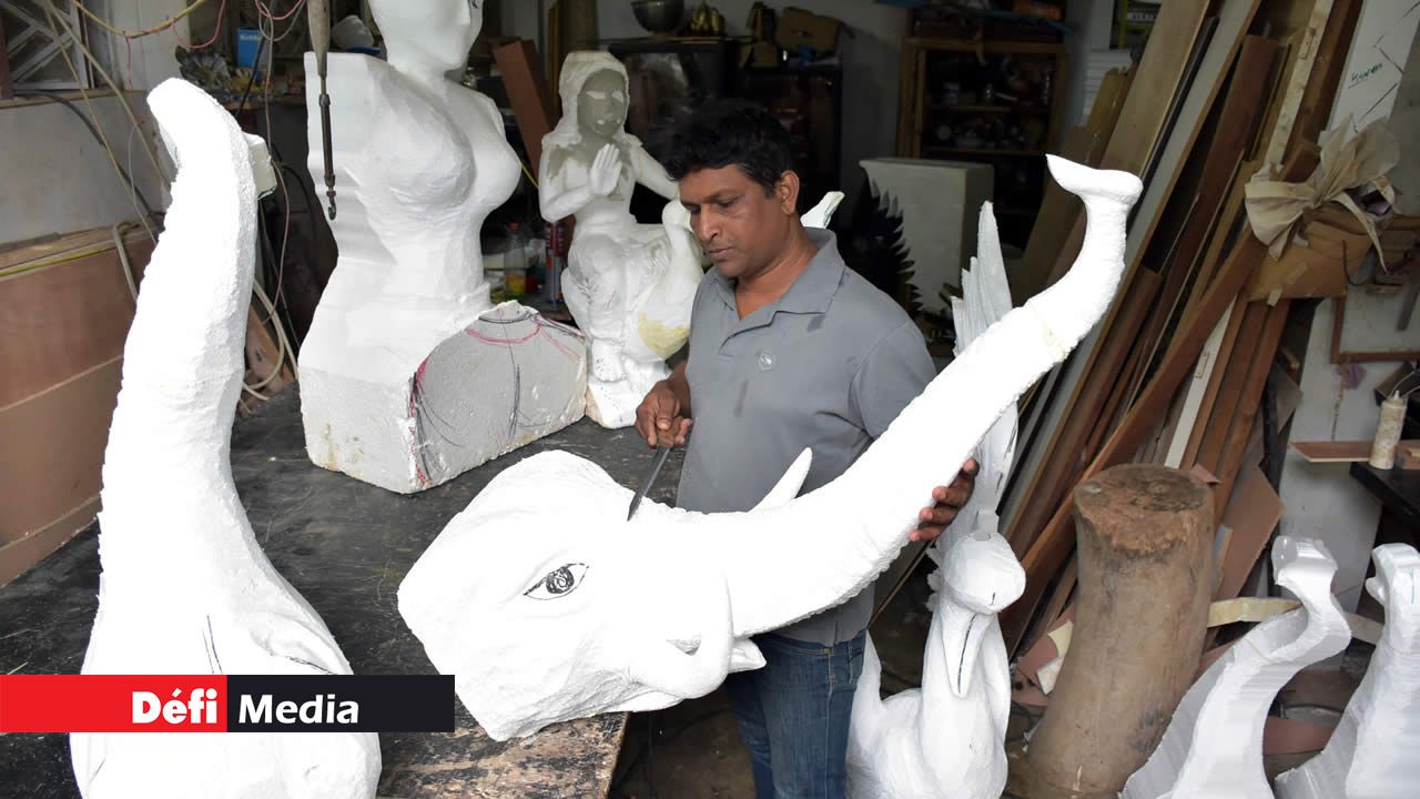 Des maquettes à base de polystyrène sont fabriquées pour donner la forme du produit fini. Raveen Jahree