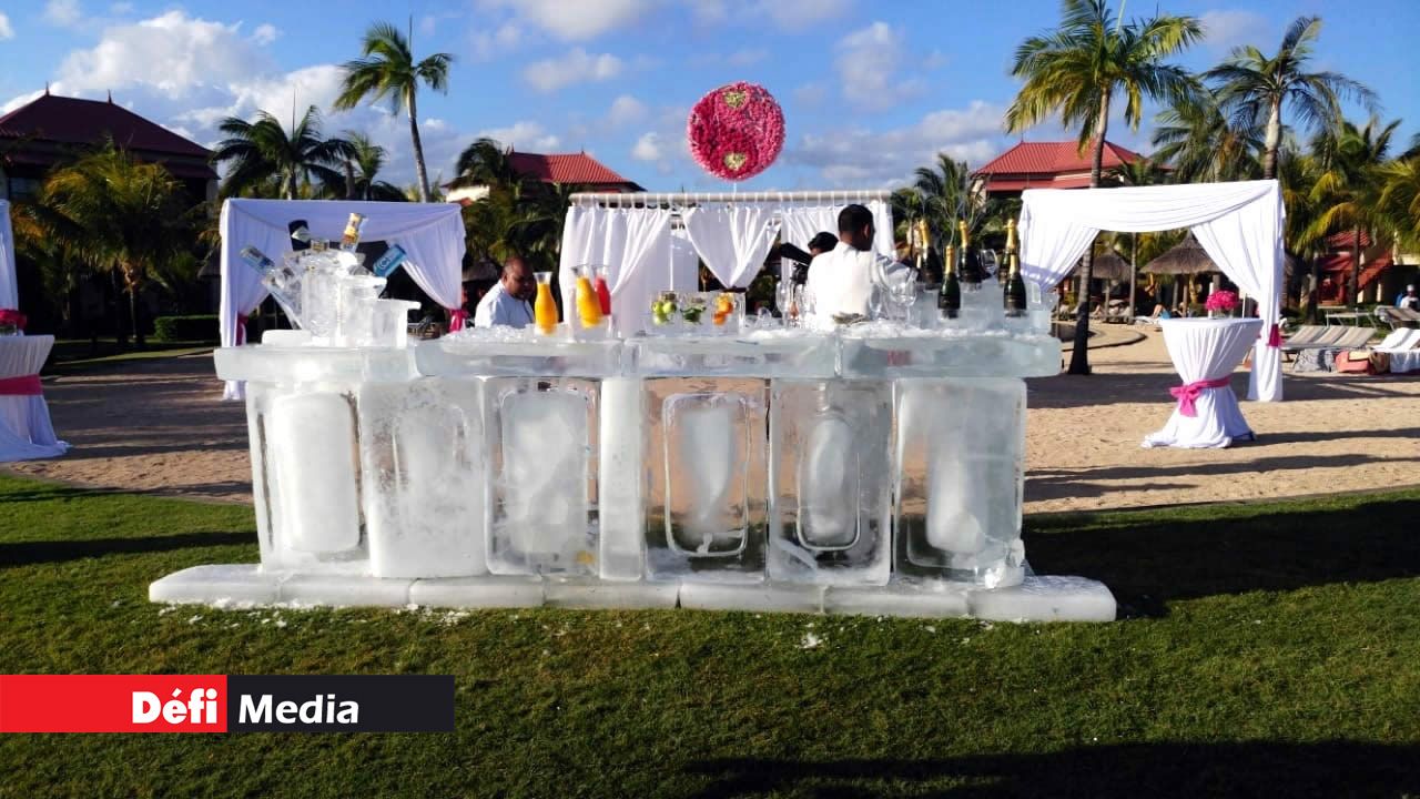 Une table en glace. Raveen Jahree