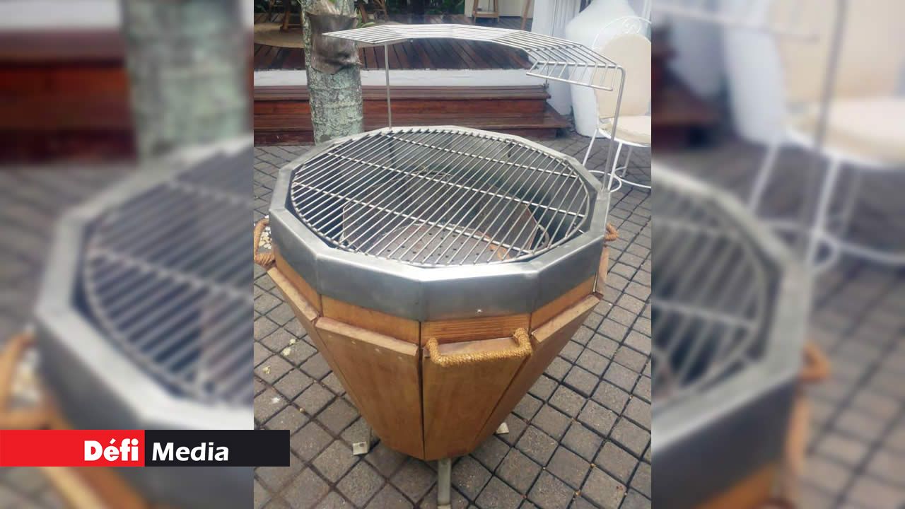 Un équipment pour faire des grillades, fait en inox et en bois très décoratif. Raveen Jahree