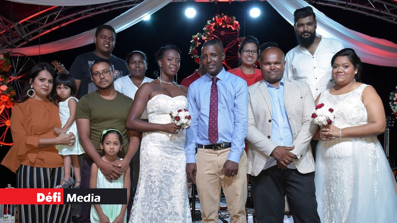 Photo souvenir avec trois couples ayant célébré eux aussi leur mariage grâce à Radio Plus. Saint Valentin