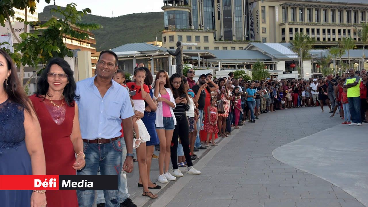 Haie d’honneur pour accueillir les deux couples sur l’esplanade du Port Louis Waterfront. Saint Valentin