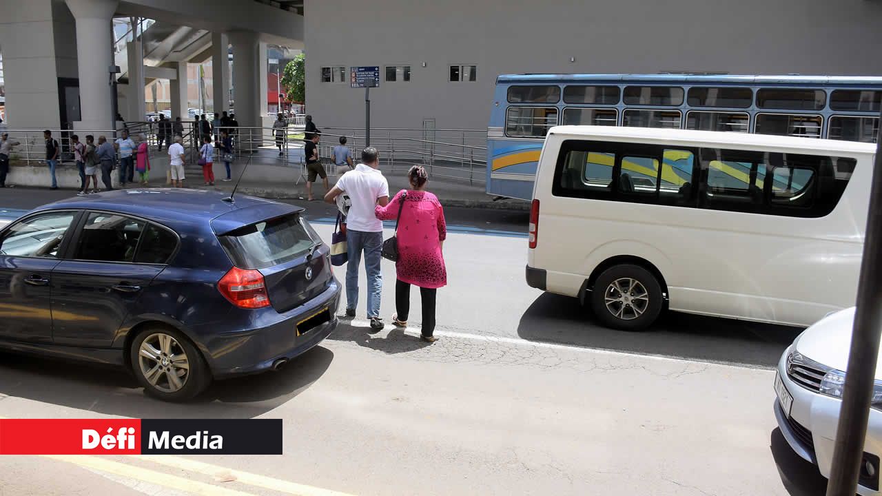 La rue Vandermeersch, en face de l’Atrium Complex, est sans passage piéton, un vrai danger pour les gens qui traversent pour prendre le bus ou le métro. villes-soeurs