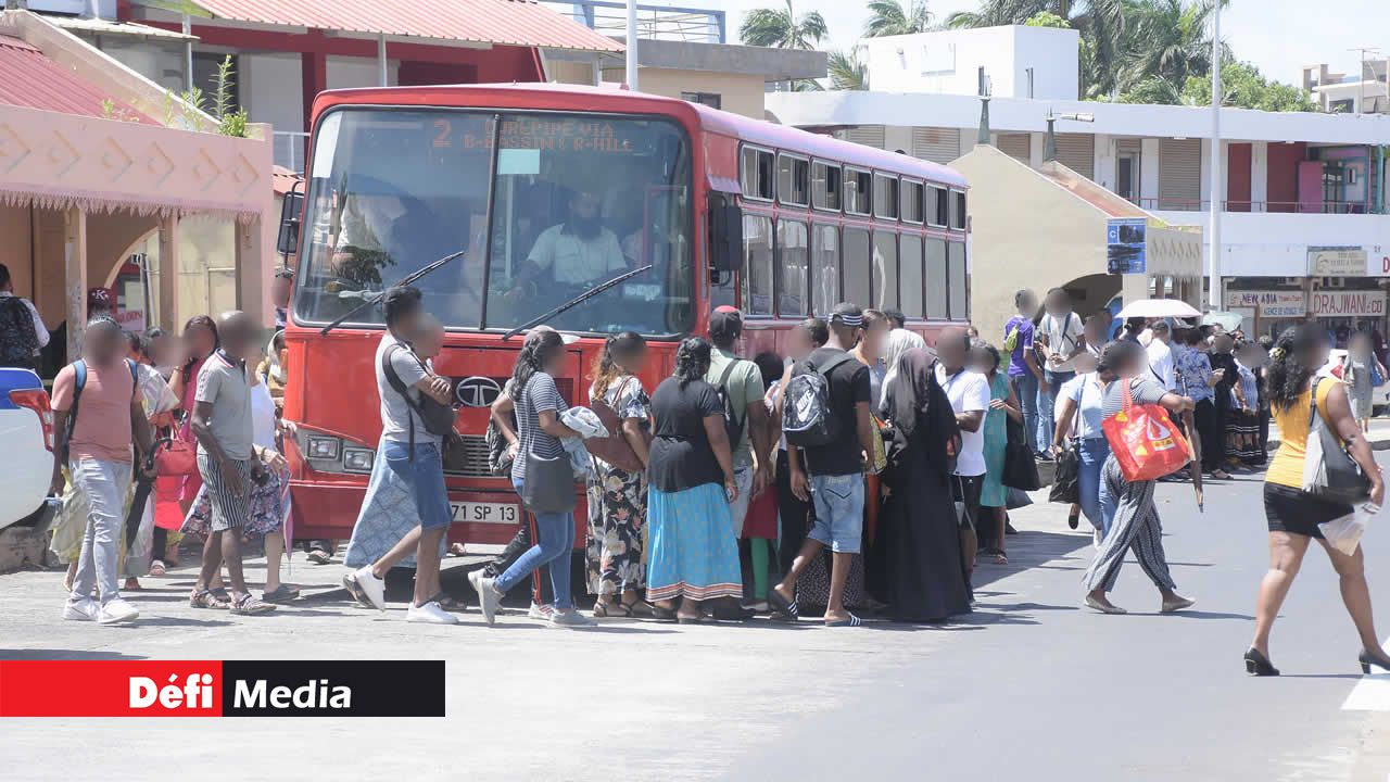 à la gare routière où les passagers prennent le bus. villes-soeurs