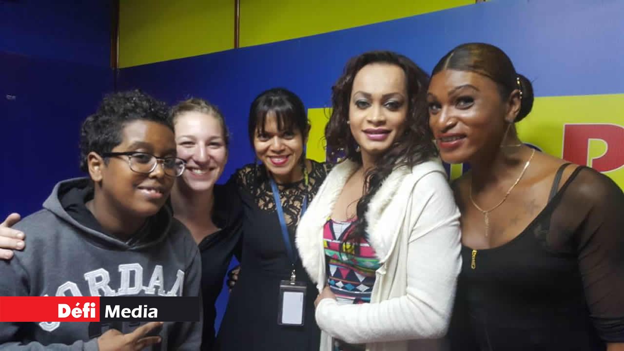 Stéphanie entourée de ses invités.