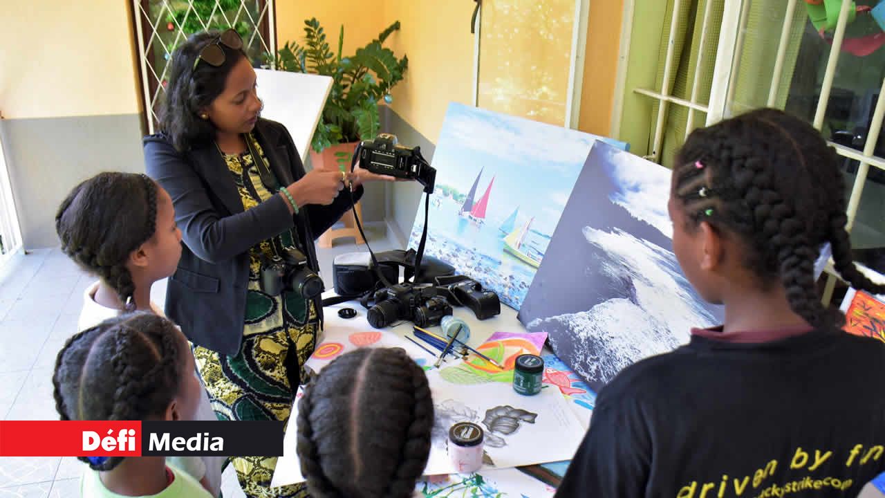 Les enfants écoutent attentivement les consignes et explications de Sevany. Sevany Appavoo