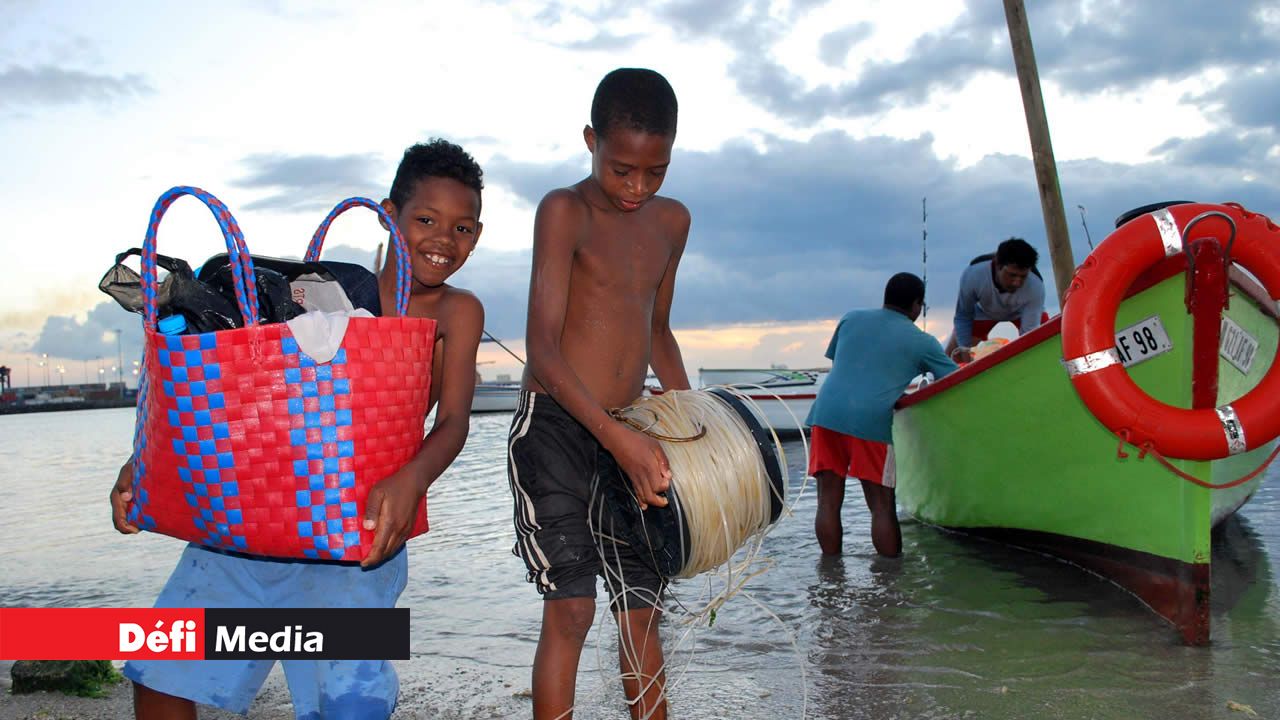 Des enfants qui donnent un coup de main aux pêcheurs revenus de la mer. pêcheur