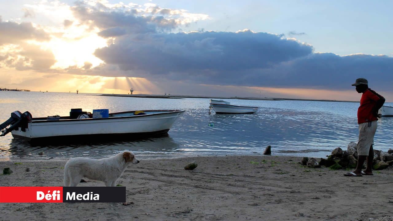 La maintenance de la pirogue est importante. pêcheur