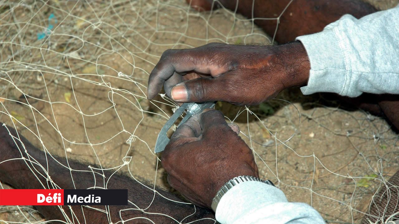 La maintenance de la pirogue est importante. pêcheur
