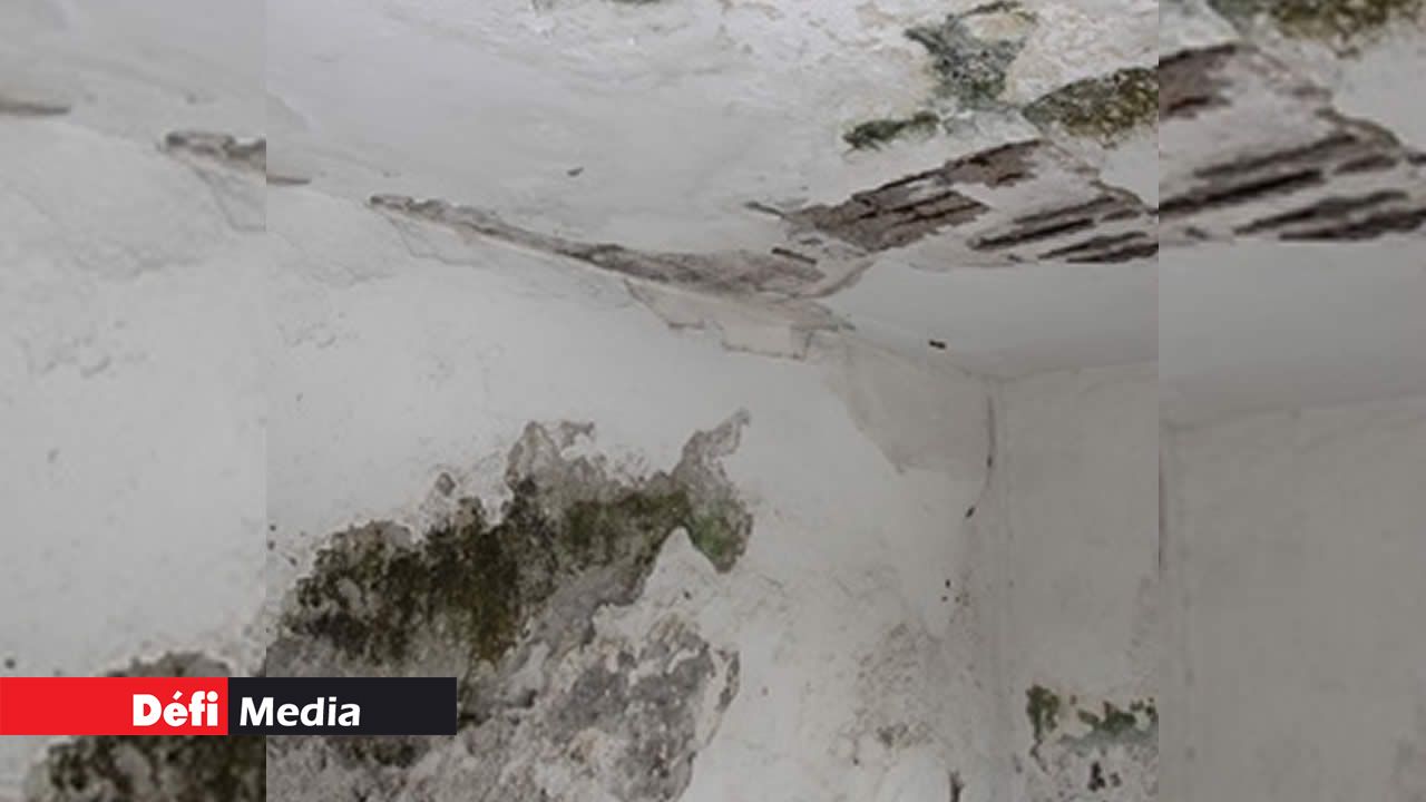 Le toit de sa maison s’effondre