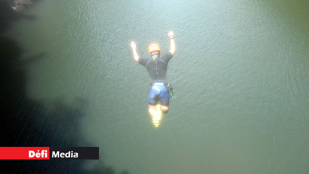 Hugo, un ressortissant suisse, effectuant un saut libre. Canyoning