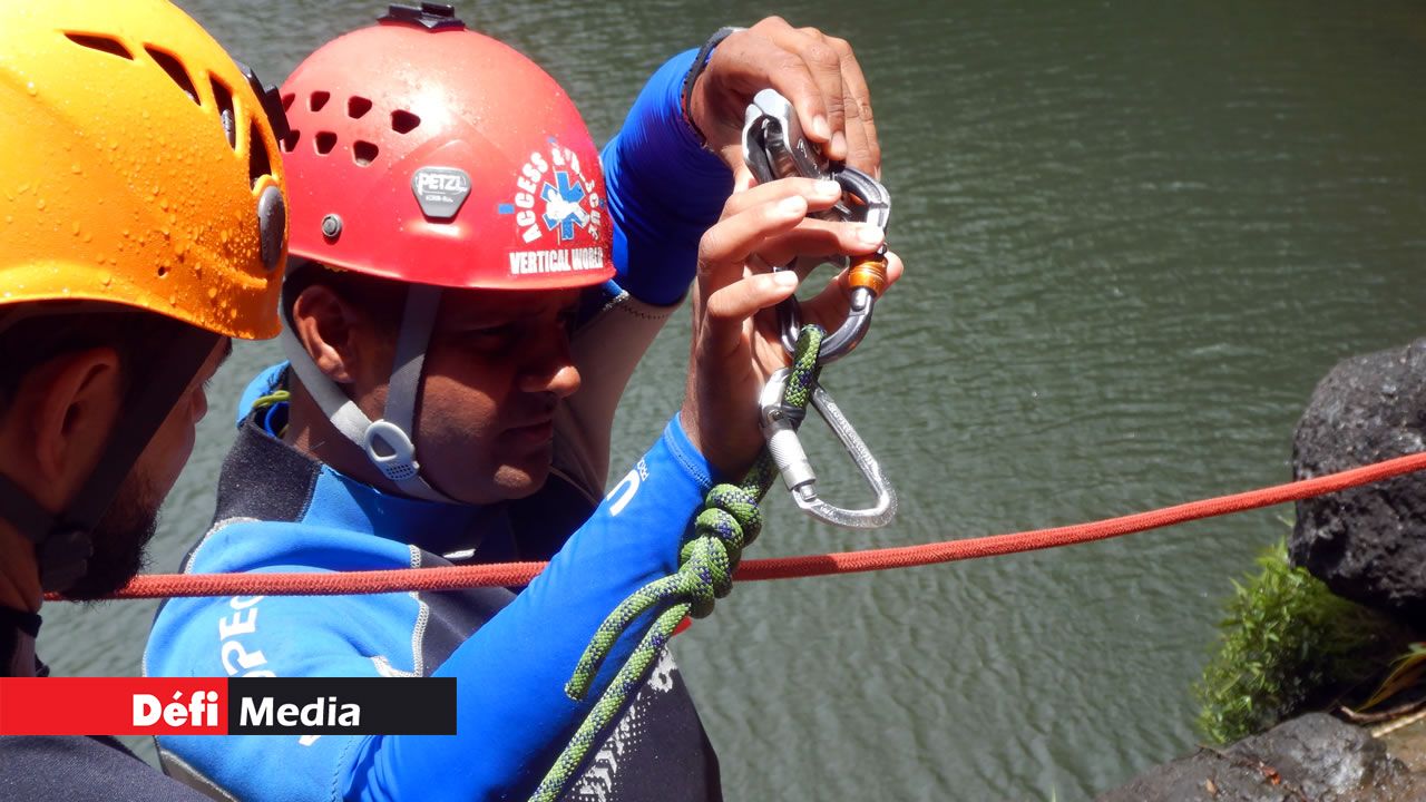 Krish Hardowar, le directeur de Vertical World Limited, expliquant les consignes de sécurité aux aventuriers. Canyoning