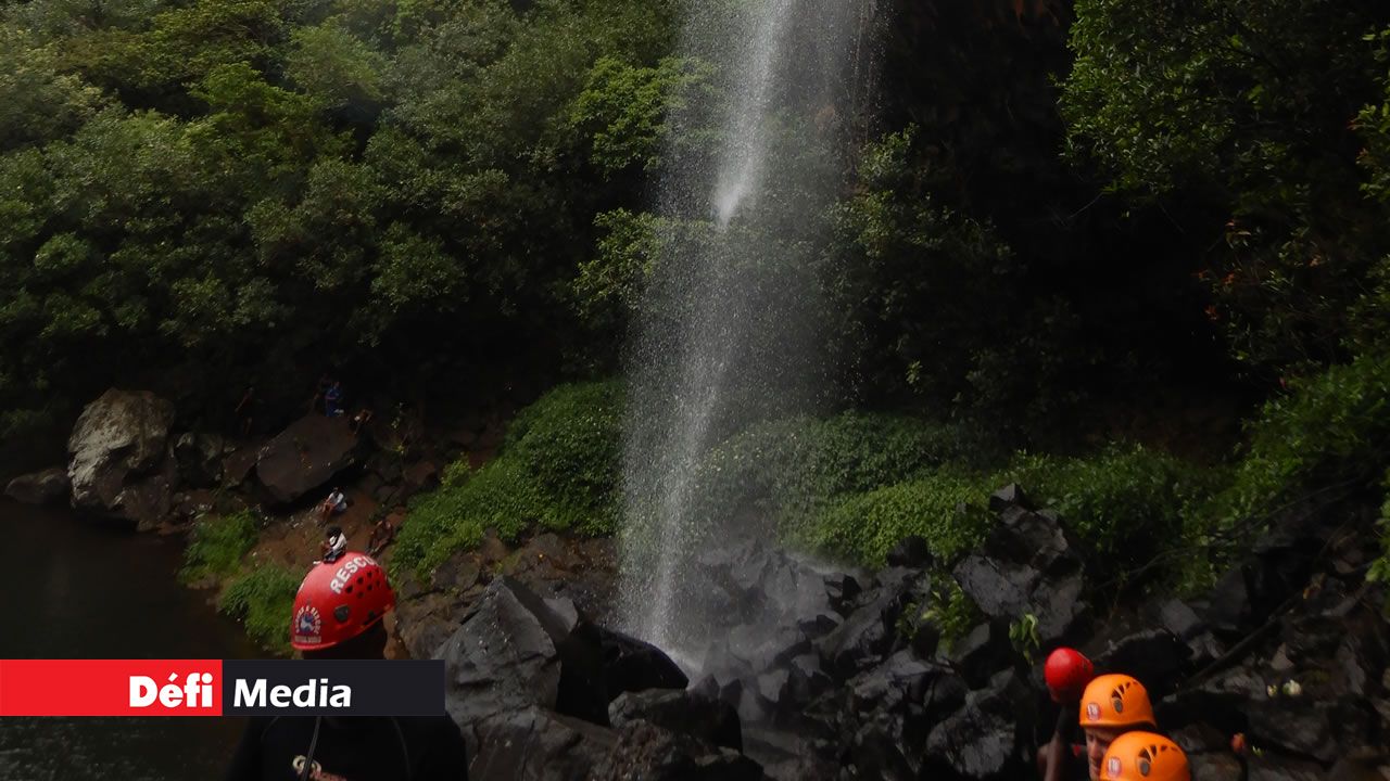 Le port du casque est obligatoire. Canyoning